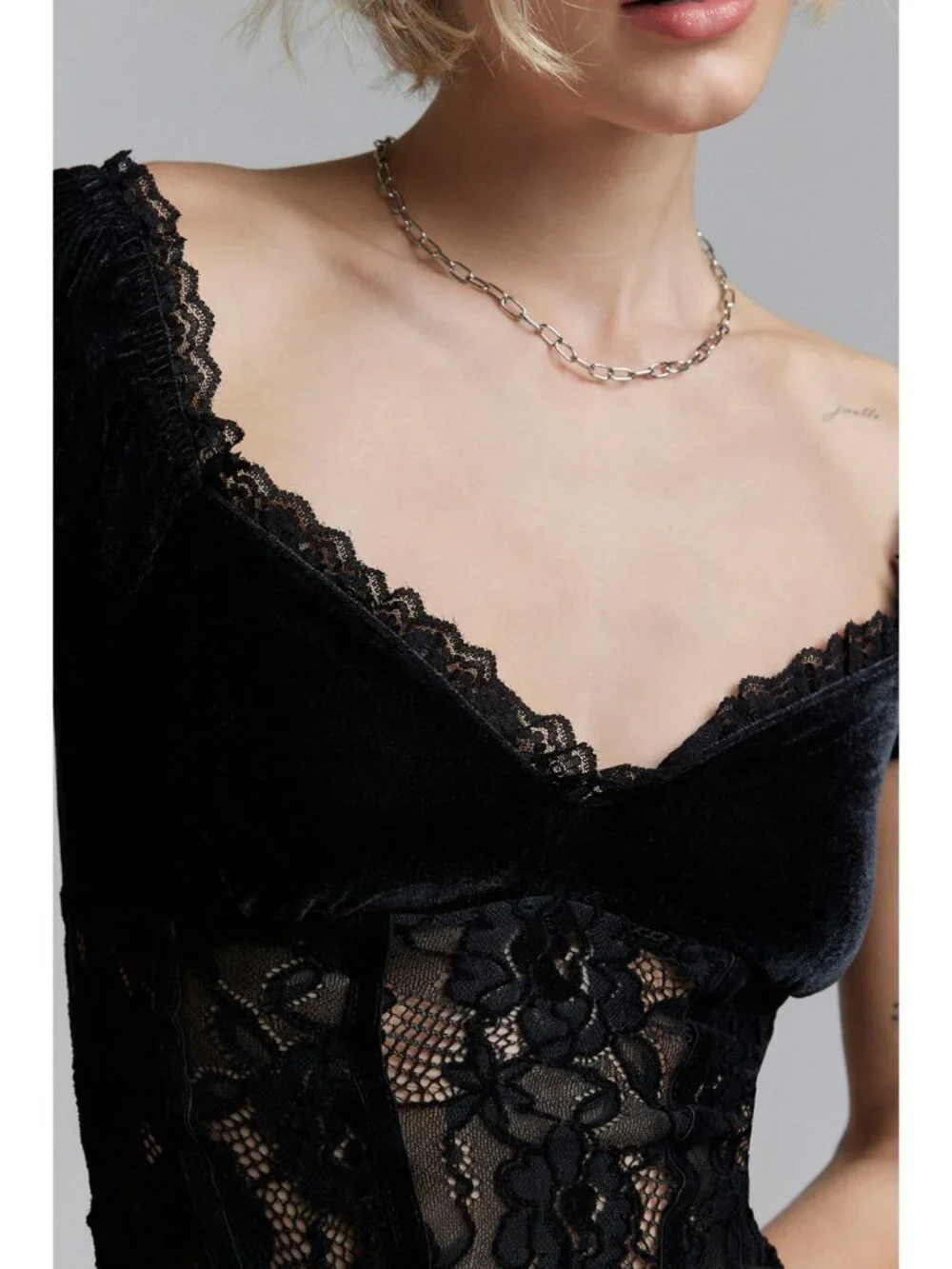 UO Kimchi Blue Elvira Velvet & Lace Puff Sleeve Blouse in Black - NWT sz Small - Picture 2 of 10